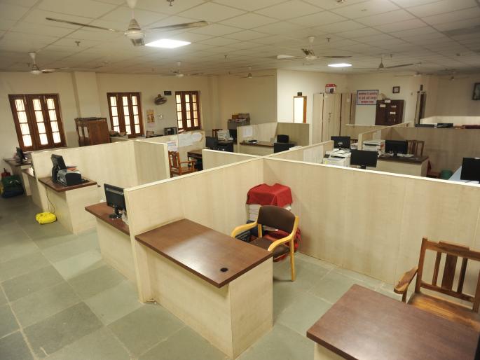 Composite response of industrial workers to nationwide collapse | देशव्यापी संपाला औद्योगिक कामगारांचा संमिश्र प्रतिसाद; मंदीचा परिणाम