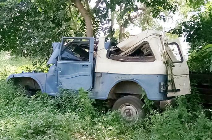 Vehicles worth lakhs of rupees are wrecked | लाखो रूपयांची वाहने भंगारात पडून Vehicles worth lakhs of rupees are wrecked | लाखो रूपयांची वाहने भंगारात पडून