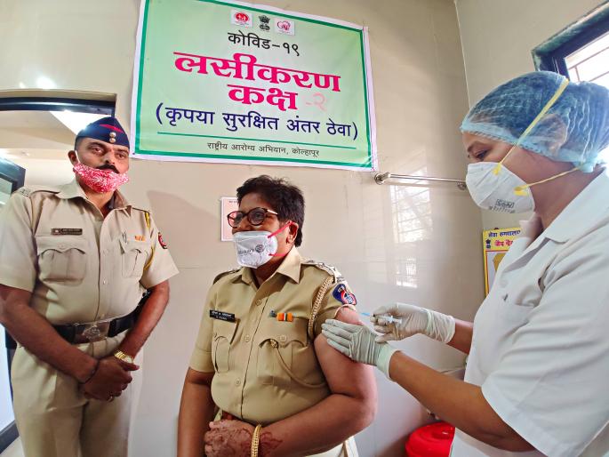 Kolhapur police start corona preventive vaccination | कोल्हापूर पोलिसांना कोरोना प्रतिबंधक लसीकरणास प्रारंभ Kolhapur police start corona preventive vaccination | कोल्हापूर पोलिसांना कोरोना प्रतिबंधक लसीकरणास प्रारंभ