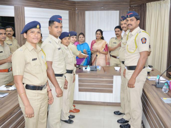 Women's Day 2018 Kolhapur: Women's glory by the police force, women's activities by various activities | Women's Day 2018 कोल्हापूर : पोलिस दलातर्फे महिलांचा गौरव, विविध उपक्रमांनी महिला दिन Women's Day 2018 Kolhapur: Women's glory by the police force, women's activities by various activities | Women's Day 2018 कोल्हापूर : पोलिस दलातर्फे महिलांचा गौरव, विविध उपक्रमांनी महिला दिन