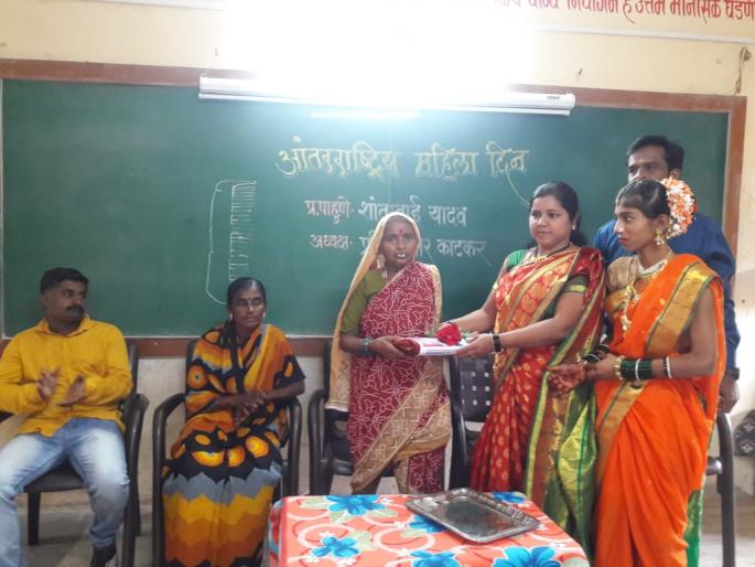 Shantabai Yadav carried on with extraordinary hospitality | अनोख्या सत्काराने शांताबाई यादव भारावल्या