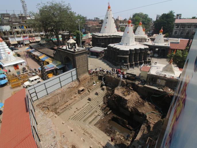 Guns, idols of deities, rings, utensils, coins, antiques found in the womb of Manakarnike | अंबाबाई मंदिराच्या मनकर्णिका कुंडात पुरातन वस्तू ,केंद्रीय पुरातत्त्वची मदत घेणार Guns, idols of deities, rings, utensils, coins, antiques found in the womb of Manakarnike | अंबाबाई मंदिराच्या मनकर्णिका कुंडात पुरातन वस्तू ,केंद्रीय पुरातत्त्वची मदत घेणार