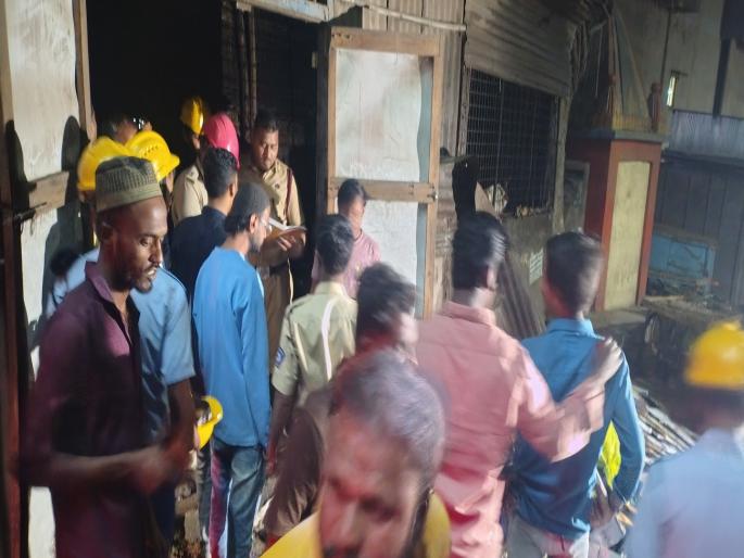 Fire breaks out in fruit warehouse due to sparks from firecrackers in Kolhapur | Kolhapur: फटाक्यांच्या ठिणगीने फळांच्या गोदामाला आग; १५ हजारांचे नुकसान Fire breaks out in fruit warehouse due to sparks from firecrackers in Kolhapur | Kolhapur: फटाक्यांच्या ठिणगीने फळांच्या गोदामाला आग; १५ हजारांचे नुकसान