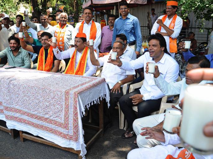 Lok Sabha Election 2019 'cold chilled total total, opponent will go to Gul' - Mirajkar Ticket area 'discussions on Lassi | Lok Sabha Election 2019 ‘ठंडा ठंडा कुल कुल, विरोधक होणार गुल’-मिरजकर तिकटी परिसरात ‘लस्सी पे चर्चा Lok Sabha Election 2019 'cold chilled total total, opponent will go to Gul' - Mirajkar Ticket area 'discussions on Lassi | Lok Sabha Election 2019 ‘ठंडा ठंडा कुल कुल, विरोधक होणार गुल’-मिरजकर तिकटी परिसरात ‘लस्सी पे चर्चा