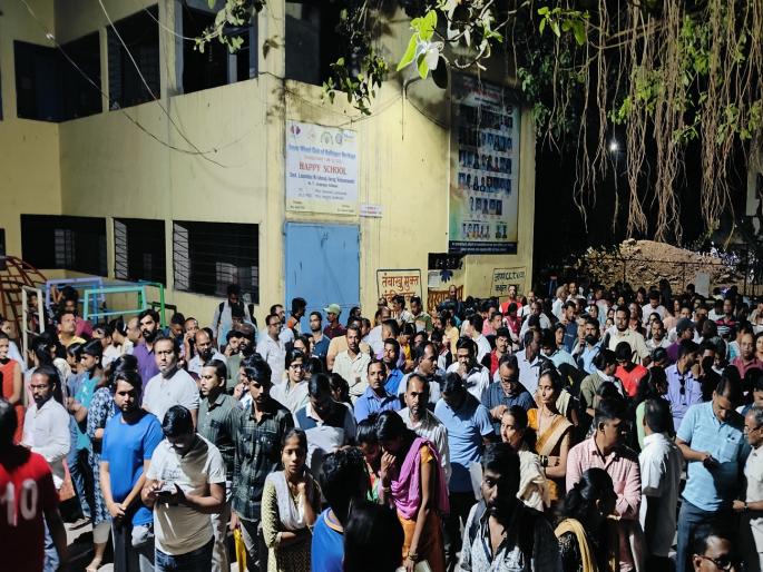 parents queue up at night for admission to municipal schools In Kolhapur | कोल्हापुरात महापालिकेच्या शाळेत प्रवेशासाठी रात्रीच पालकांच्या रांगा parents queue up at night for admission to municipal schools In Kolhapur | कोल्हापुरात महापालिकेच्या शाळेत प्रवेशासाठी रात्रीच पालकांच्या रांगा