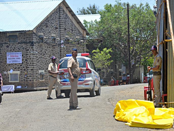 Voting machines containing the political fortunes of candidates in Kolhapur and Hatkanangle Lok Sabha elections are sealed in the strong room | LokSabha2024: मतदान यंत्रे स्ट्रॉंग रूममध्ये झाली सील, उत्सुकता निकालाची 