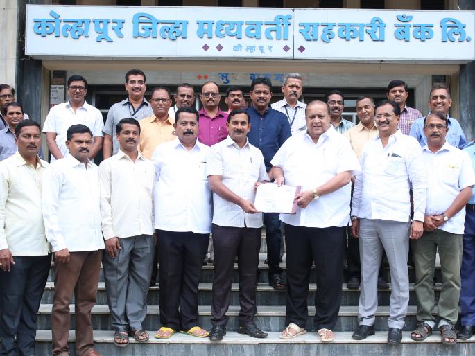 Kolhapur: Distribution of district bank 'IPDI' bonds | कोल्हापूर : जिल्हा बॅँकेच्या ‘आयपीडीआय’ बॉँडचे वितरण Kolhapur: Distribution of district bank 'IPDI' bonds | कोल्हापूर : जिल्हा बॅँकेच्या ‘आयपीडीआय’ बॉँडचे वितरण