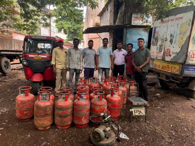 Illegal gas refilling station raided in Kolhapur, 73 domestic cylinders seized | कोल्हापुरात अवैध गॅस रिफिलिंग स्टेशनवर छापा, ७३ घरगुती सिलिंडर जप्त Illegal gas refilling station raided in Kolhapur, 73 domestic cylinders seized | कोल्हापुरात अवैध गॅस रिफिलिंग स्टेशनवर छापा, ७३ घरगुती सिलिंडर जप्त