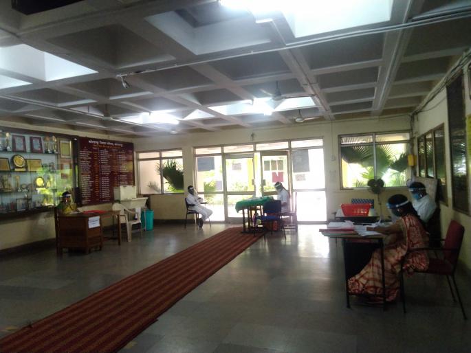 corona virus: Zilla Parishad staff rush | corona virus :जिल्हा परिषदेत कर्मचाऱ्यांचीच वर्दळ corona virus: Zilla Parishad staff rush | corona virus :जिल्हा परिषदेत कर्मचाऱ्यांचीच वर्दळ