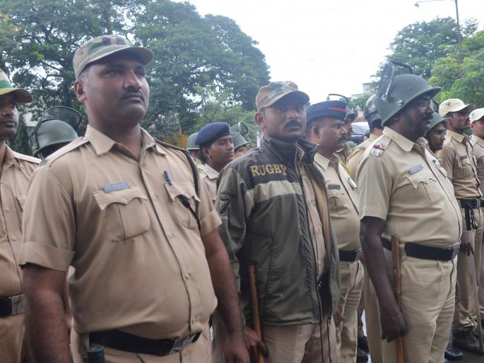 Sangli: Khakki uniforms for a continuous 84 hours road, NETK! | सांगली : खाकी वर्दी सलग ८४ तास रस्त्यावर, नेटके निजोजन ! Sangli: Khakki uniforms for a continuous 84 hours road, NETK! | सांगली : खाकी वर्दी सलग ८४ तास रस्त्यावर, नेटके निजोजन !