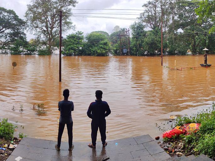 ... Immediately the flood crisis was averted, the picture in the city: the flood waters began to recede | सुटकेचा निःश्वास... तूर्त महापुराचे संकट टळले, पंचगंगेचे पाणी ओसरू लागले ... Immediately the flood crisis was averted, the picture in the city: the flood waters began to recede | सुटकेचा निःश्वास... तूर्त महापुराचे संकट टळले, पंचगंगेचे पाणी ओसरू लागले