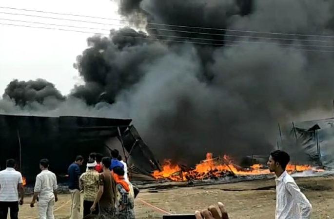 Fire in Chandurbazar market in Amravati district; loss of 80 lakhs | अमरावती जिल्ह्यातील चांदूर बाजारात आग; ८० लाखांचे नुकसान Fire in Chandurbazar market in Amravati district; loss of 80 lakhs | अमरावती जिल्ह्यातील चांदूर बाजारात आग; ८० लाखांचे नुकसान