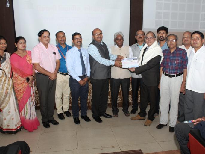 Shivaji University honors quality scholarship colleges | शिवाजी विद्यापीठातर्फे गुणवत्ता शिष्यवृत्तीतील महाविद्यालयांचा गौरव Shivaji University honors quality scholarship colleges | शिवाजी विद्यापीठातर्फे गुणवत्ता शिष्यवृत्तीतील महाविद्यालयांचा गौरव