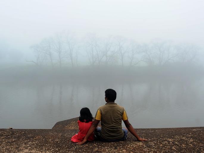 Dense fog in Kolhapur till 9 am: Experience of the first fog of the season | कोल्हापुरात सकाळी ९ पर्यंत दाट धुके: हंगामातील पहिल्याच धुक्याचा अनुभव Dense fog in Kolhapur till 9 am: Experience of the first fog of the season | कोल्हापुरात सकाळी ९ पर्यंत दाट धुके: हंगामातील पहिल्याच धुक्याचा अनुभव