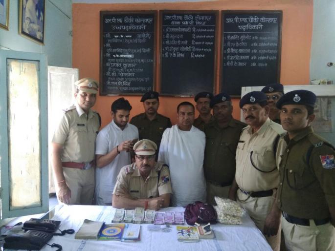 The five-lac lakh rupees forgotten in the Mumbai-Kolhapur Expressway due to the efficiency of the Railway Police | मुंबई-कोल्हापूर एक्सप्रेसमध्ये विसरलेले साडेपाच लाख रुपये रेल्वे पोलिसांच्या दक्षतेमुळे परत The five-lac lakh rupees forgotten in the Mumbai-Kolhapur Expressway due to the efficiency of the Railway Police | मुंबई-कोल्हापूर एक्सप्रेसमध्ये विसरलेले साडेपाच लाख रुपये रेल्वे पोलिसांच्या दक्षतेमुळे परत