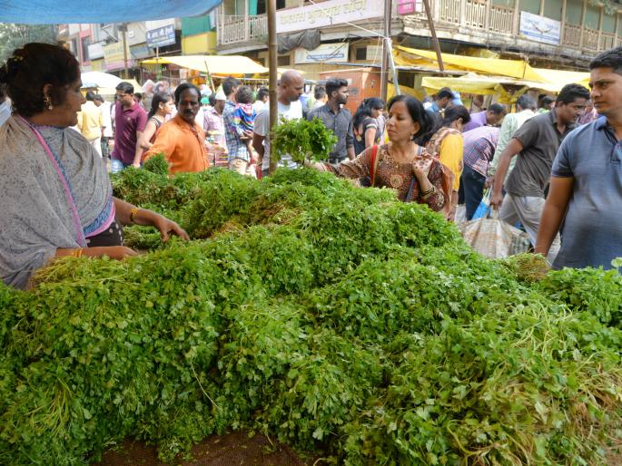 Consume customers with oil onion | कांद्याबरोबर तेलाच्या फोडणीचा ग्राहकांना चटका Consume customers with oil onion | कांद्याबरोबर तेलाच्या फोडणीचा ग्राहकांना चटका