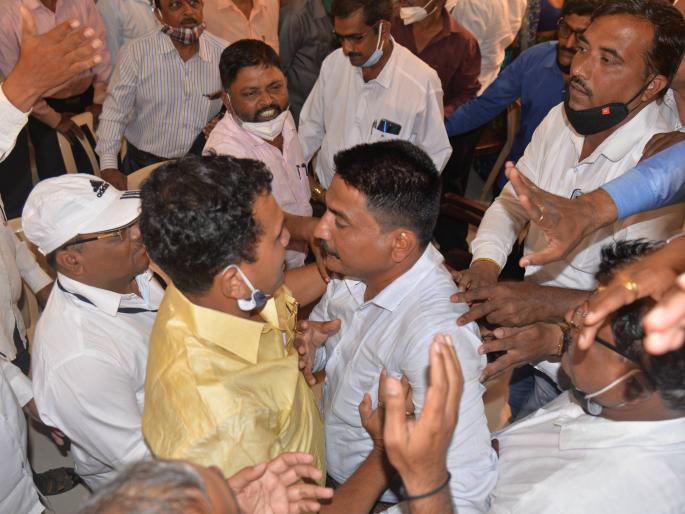 Confusion in the meeting of the headmaster's team: Hamri-Tumri, a form of pushing and shoving | मुख्याध्यापक संघाच्या सभेत गोंधळ : हमरी-तुमरी, ढकलाढकलीचा प्रकार Confusion in the meeting of the headmaster's team: Hamri-Tumri, a form of pushing and shoving | मुख्याध्यापक संघाच्या सभेत गोंधळ : हमरी-तुमरी, ढकलाढकलीचा प्रकार