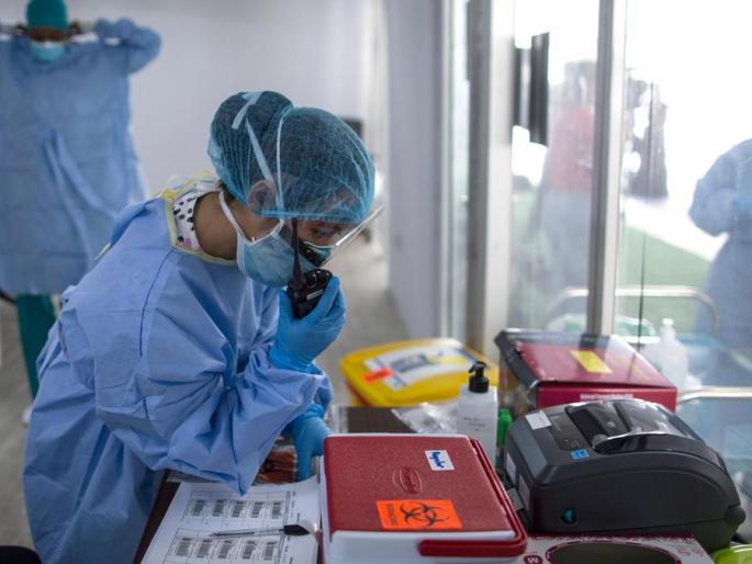 The private practice of government doctors in Solapur is flourishing under the name of his wife | पत्नीच्या नावाखाली सोलापुरातील सरकारी डॉक्टरांची खासगी प्रॅक्टिस जोमात