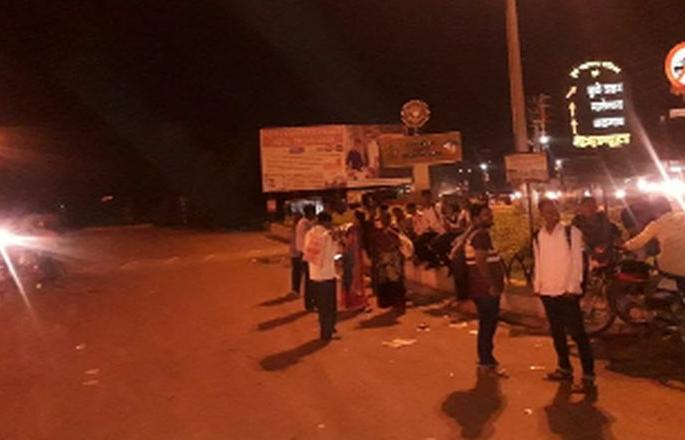  The villagers suffer from being busted out of the town | ्नगावाबाहेरुन बस जात असल्याने ग्रामस्थ त्रस्त