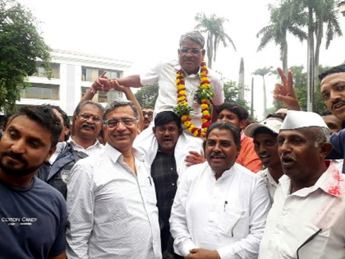 For the third time in the village of Sule, the shouting of the Dholtash's alarm | सुळे गावात सलग तिसऱ्यांदा ढोलताशांच्या गजरात जल्लोष For the third time in the village of Sule, the shouting of the Dholtash's alarm | सुळे गावात सलग तिसऱ्यांदा ढोलताशांच्या गजरात जल्लोष