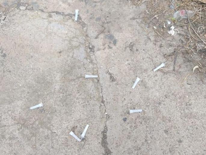 Used rapid test tubes thrown open! | वापरलेल्या रॅपिड टेस्ट ट्युब फेकल्या उघड्यावर! Used rapid test tubes thrown open! | वापरलेल्या रॅपिड टेस्ट ट्युब फेकल्या उघड्यावर!