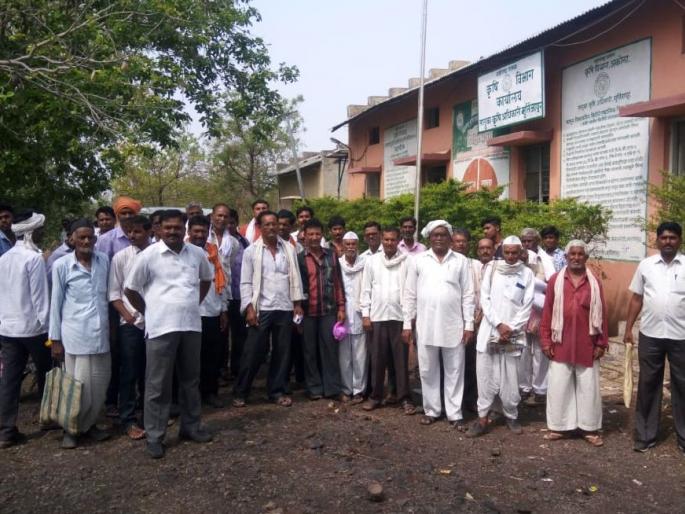 350 rupees spent for the subsidy of 300 rupees | ३०० रुपयांच्या अनुदानासाठी ३५० रुपयांचा खर्च; सोयाबीनच्या परमिटसाठी शेतकऱ्यांना भुर्दंड 350 rupees spent for the subsidy of 300 rupees | ३०० रुपयांच्या अनुदानासाठी ३५० रुपयांचा खर्च; सोयाबीनच्या परमिटसाठी शेतकऱ्यांना भुर्दंड