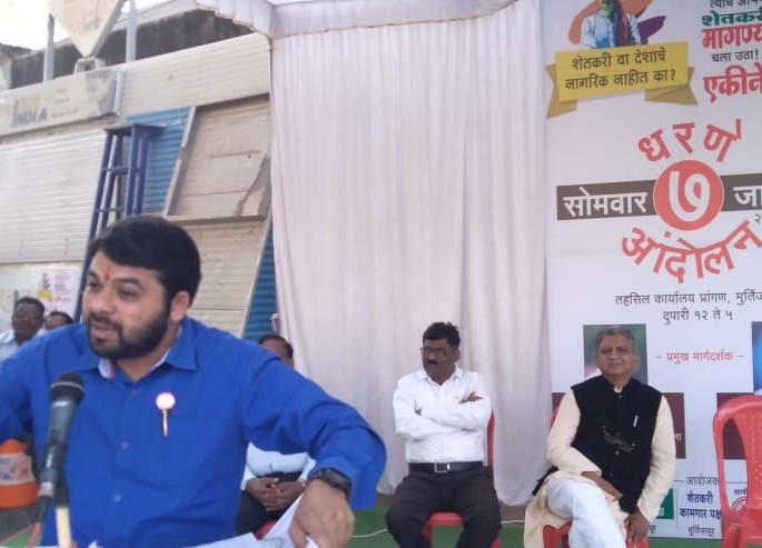 Government's hands wet by farmers blood - Ravikant Tupkar |   सरकारचे हात शेतकऱ्यांच्या रक्ताने माखलेले - रविकांत तुपकर  Government's hands wet by farmers blood - Ravikant Tupkar |   सरकारचे हात शेतकऱ्यांच्या रक्ताने माखलेले - रविकांत तुपकर