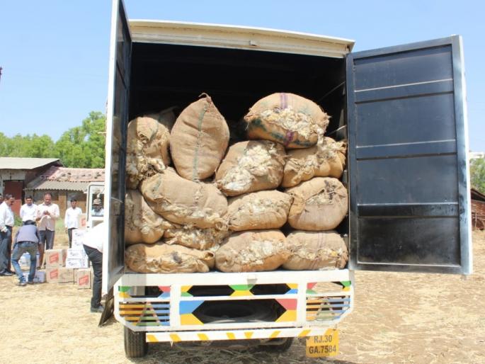 Caught foreigner's vehicle in Amboli Ghat | आंबोली घाटात विदेशी मद्याचे वाहन पकडले