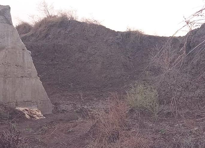 The burst dam is dangerous to the farmers | फुटलेला बंधारा शेतकऱ्यांना घातक The burst dam is dangerous to the farmers | फुटलेला बंधारा शेतकऱ्यांना घातक