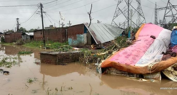 408 houses flooded in Varood in Amravati district; Over two thousand citizens have migrated | अमरावती जिल्ह्यातील वरूडमध्ये ४०८ घरांमध्ये पुराचे पाणी; दोन हजारांवर नागरिक स्थलांतरित 408 houses flooded in Varood in Amravati district; Over two thousand citizens have migrated | अमरावती जिल्ह्यातील वरूडमध्ये ४०८ घरांमध्ये पुराचे पाणी; दोन हजारांवर नागरिक स्थलांतरित
