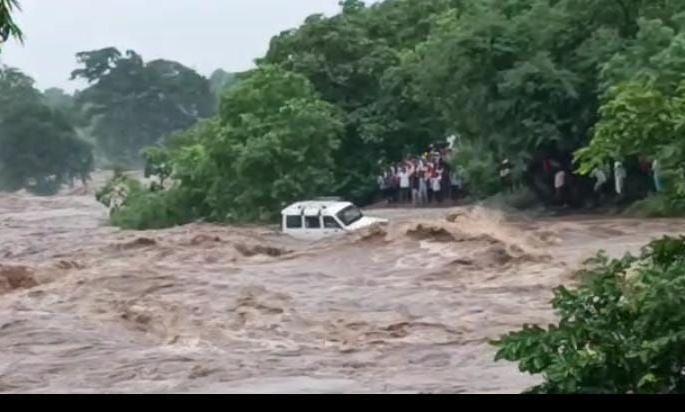 Two people were carried away in Amravati district; one four-wheeler, two two-wheelers drowned | अमरावती जिल्ह्यात दोन जण गेले वाहून; एक चारचाकी, दोन दुचाकींना जलसमाधी Two people were carried away in Amravati district; one four-wheeler, two two-wheelers drowned | अमरावती जिल्ह्यात दोन जण गेले वाहून; एक चारचाकी, दोन दुचाकींना जलसमाधी