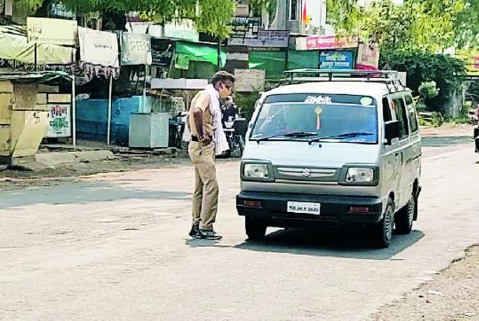 Transportation of vehicles on return route | परतवाडा मार्गावर वाहनांची वाहतूक Transportation of vehicles on return route | परतवाडा मार्गावर वाहनांची वाहतूक