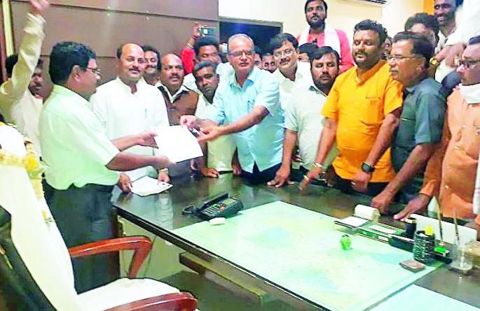 ZP president's room | झेडपी अध्यक्षांच्या दालनात भाजप कार्यकर्त्यांचा धुडगूस