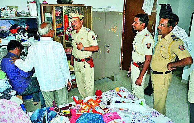 Police surrendered, thieves ran away behind the house | पोलीस शिरले समोरून, चोर पळाले घरामागून Police surrendered, thieves ran away behind the house | पोलीस शिरले समोरून, चोर पळाले घरामागून
