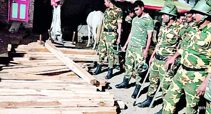 Sagwan slaps police squad | सागवान तस्करांचा पोलीस पथकावर हल्ला Sagwan slaps police squad | सागवान तस्करांचा पोलीस पथकावर हल्ला