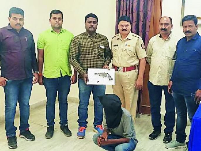 Traffic police detain a native hawk | देशी कट्टा बाळगणाऱ्यास वाहतूक पोलिसाने पकडले Traffic police detain a native hawk | देशी कट्टा बाळगणाऱ्यास वाहतूक पोलिसाने पकडले