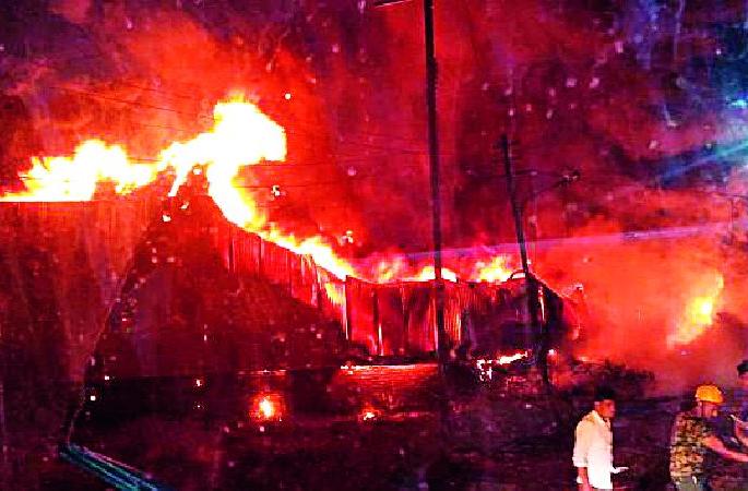 Plastic flax deformity fire | प्लास्टिक भंगाराच्या गोदामाला आग