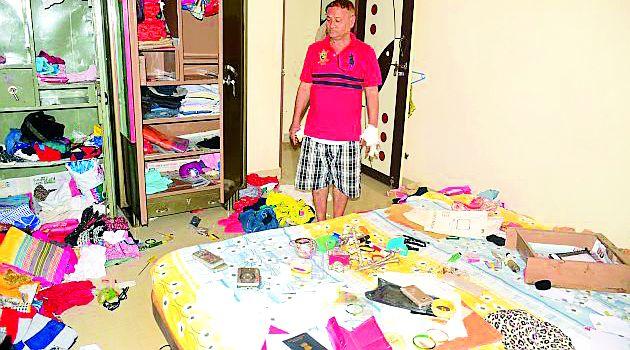 Pistol aimed at the woman at home; Looted gold | महिलेवर घरात रोखले पिस्टल; सोने लुटले Pistol aimed at the woman at home; Looted gold | महिलेवर घरात रोखले पिस्टल; सोने लुटले