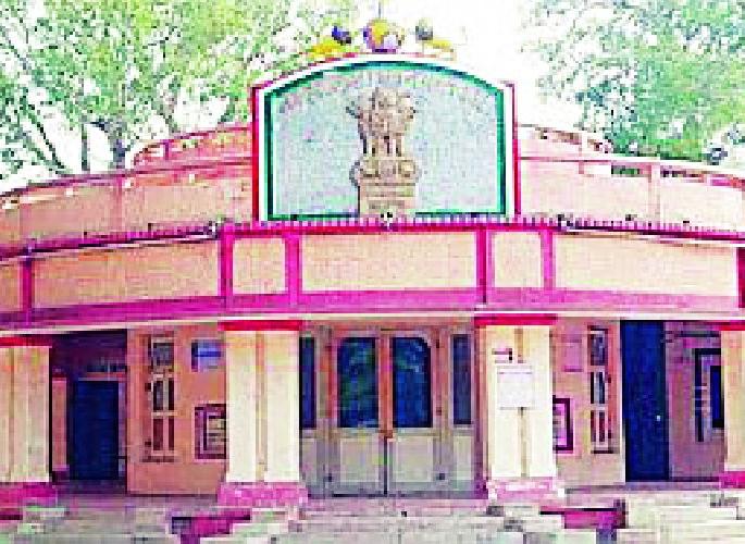 The meeting wraps up after the councilor's suicide warning | नगरसेवकाच्या आत्मदहन इशाऱ्यानंतर सभा गुंडाळली