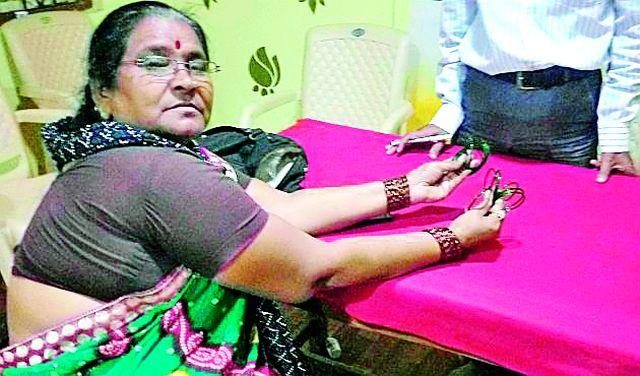 Employee's Case Cut Off | संपकाळात कर्तव्यावरील कर्मचाऱ्याचे कापले केस