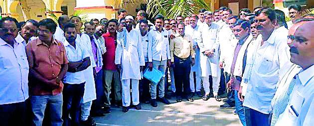 Farmer's District Collector for purchase of Government gram | शासकीय हरभरा खरेदीसाठी शेतकरी जिल्हाकचेरीवर Farmer's District Collector for purchase of Government gram | शासकीय हरभरा खरेदीसाठी शेतकरी जिल्हाकचेरीवर