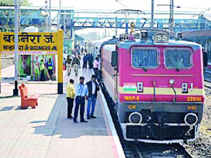 The rails break them on the sale of illegal foods | रेल्वेत अवैध खाद्य पदार्थ विक्रे त्यांना ब्रेक