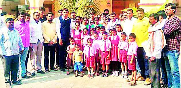 The students of the district attacked the district | विद्यार्थ्यांची जिल्हा कचेरीवर धडक The students of the district attacked the district | विद्यार्थ्यांची जिल्हा कचेरीवर धडक