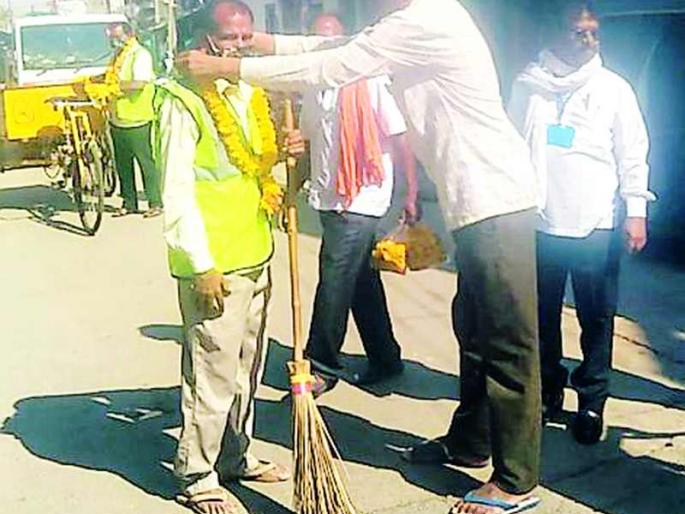 Washing workers' feet are welcome | स्वच्छता कामगारांचे पाय धुवून स्वागत Washing workers' feet are welcome | स्वच्छता कामगारांचे पाय धुवून स्वागत