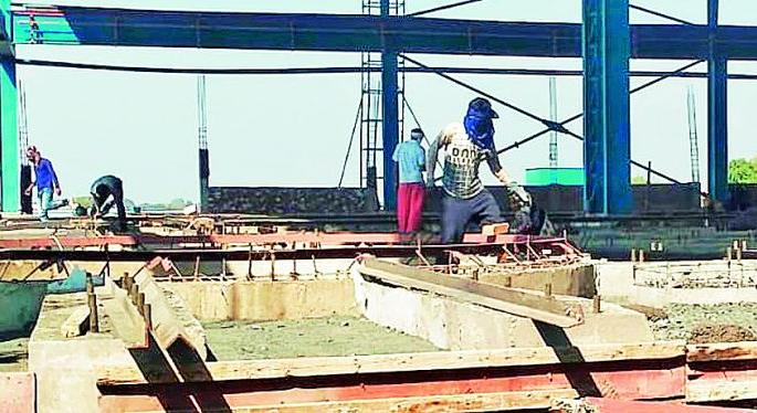 Playing with the lives of workers in a wagon repair factory | वॅगन दुरुस्ती कारखान्यात कामगारांच्या जीविताशी खेळ Playing with the lives of workers in a wagon repair factory | वॅगन दुरुस्ती कारखान्यात कामगारांच्या जीविताशी खेळ