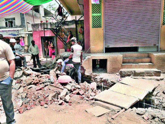 Notice to municipal corporation, Panchayat action: breathing empty roads; Encroachment racket welcomed by citizens | अतिक्र मणधारकांना नोटीस नगर पंचायतीची कारवाई : चौकातील रस्ते घेणार मोकळा श्वास; नागरिकांकडून स्वागत कळवणला अतिक्रमणे जमीनदोस्त Notice to municipal corporation, Panchayat action: breathing empty roads; Encroachment racket welcomed by citizens | अतिक्र मणधारकांना नोटीस नगर पंचायतीची कारवाई : चौकातील रस्ते घेणार मोकळा श्वास; नागरिकांकडून स्वागत कळवणला अतिक्रमणे जमीनदोस्त