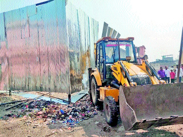 Overnight leaf shade landslide | रात्रीतून उभारलेले पत्र्याचे शेड जमीनदोस्त Overnight leaf shade landslide | रात्रीतून उभारलेले पत्र्याचे शेड जमीनदोस्त