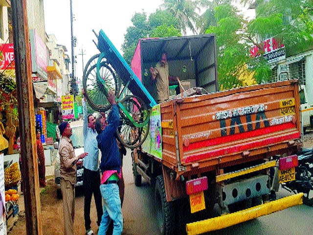 Jogging track deleted road transgressions | जॉगिंग ट्रॅक रस्त्यावरील अतिक्रमणे हटविली Jogging track deleted road transgressions | जॉगिंग ट्रॅक रस्त्यावरील अतिक्रमणे हटविली