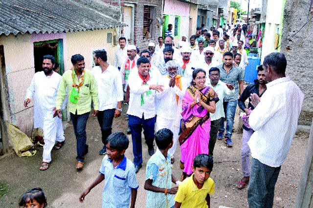 Borse's publicity tour of the Thongoda group | ठेंगोडा गटात बोरसे यांचा प्रचार दौरा Borse's publicity tour of the Thongoda group | ठेंगोडा गटात बोरसे यांचा प्रचार दौरा