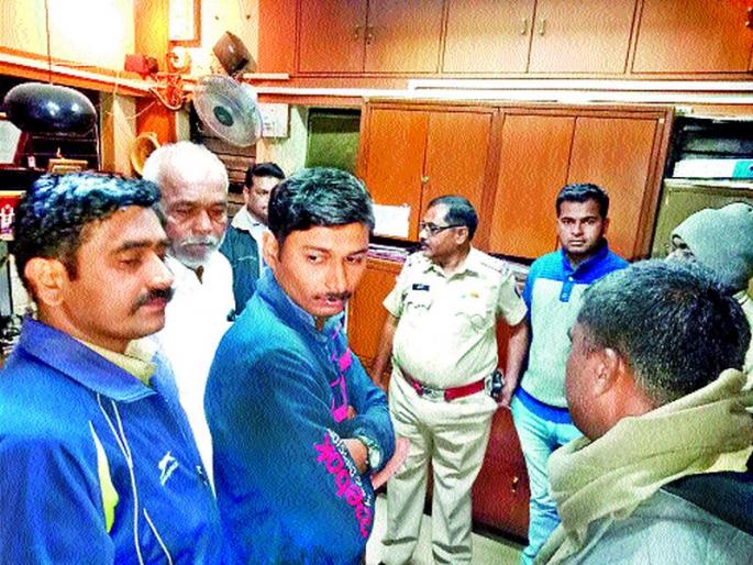 When Samoan suddenly sank in a bank ... CCTV inspecting police: Employees with senior directors | समको बॅँकेचा सायरन अचानक वाजतो तेव्हा... पोलिसांकडून सीसीटीव्हीची तपासणी : ज्येष्ठ संचालकांसह कर्मचाºयांची धावपळ When Samoan suddenly sank in a bank ... CCTV inspecting police: Employees with senior directors | समको बॅँकेचा सायरन अचानक वाजतो तेव्हा... पोलिसांकडून सीसीटीव्हीची तपासणी : ज्येष्ठ संचालकांसह कर्मचाºयांची धावपळ